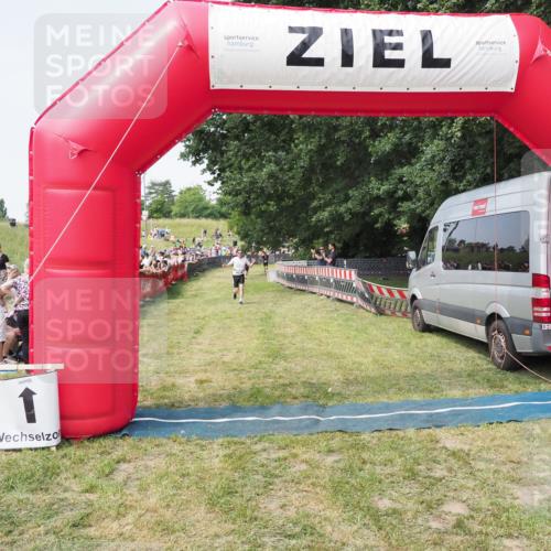 21.06.2025 - 27. Vierlanden-Triathlon MichiJ http://msf.ph/oto/7996846 15.06.2026 11:20:35 Ziel 321 meine-sportfotos.de