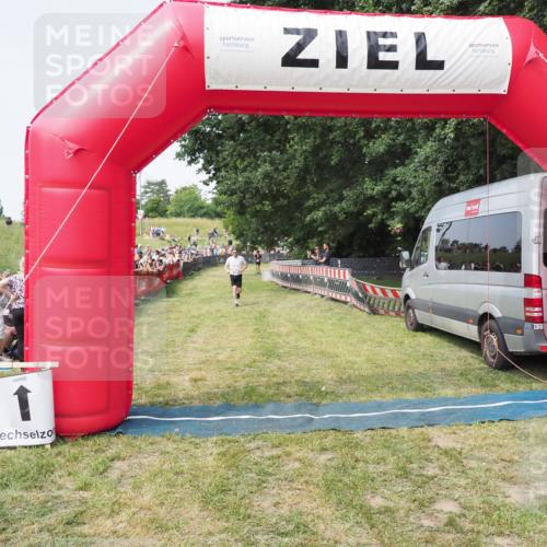 21.06.2025 - 27. Vierlanden-Triathlon MichiJ http://msf.ph/oto/7996884 15.06.2026 11:20:35 Ziel 321 meine-sportfotos.de