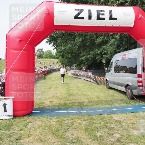 21.06.2025 - 27. Vierlanden-Triathlon MichiJ http://msf.ph/oto/7996911 15.06.2026 11:20:36 Ziel 321 meine-sportfotos.de