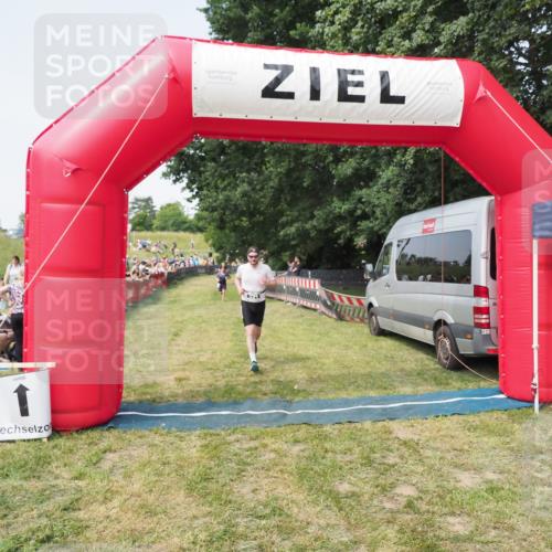 21.06.2025 - 27. Vierlanden-Triathlon MichiJ http://msf.ph/oto/7996945 15.06.2026 11:20:38 Ziel 321, 393 meine-sportfotos.de