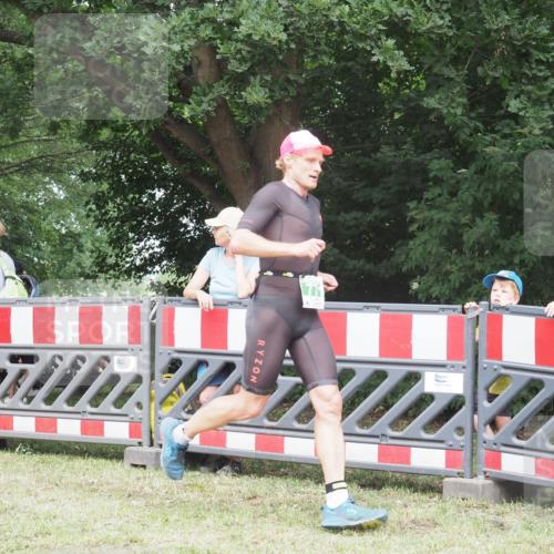 21.06.2025 - 27. Vierlanden-Triathlon KatJ http://msf.ph/oto/7996963 15.06.2025 12:49:44 Ziel 771 meine-sportfotos.de