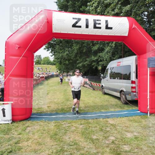 21.06.2025 - 27. Vierlanden-Triathlon MichiJ http://msf.ph/oto/7996970 15.06.2026 11:20:39 Ziel 321, 393 meine-sportfotos.de