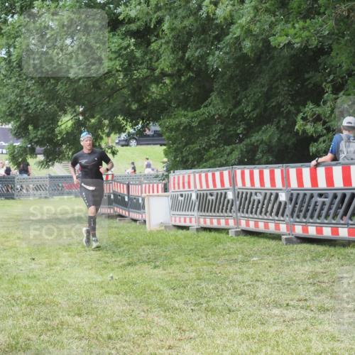 21.06.2025 - 27. Vierlanden-Triathlon KatJ http://msf.ph/oto/7996976 15.06.2025 12:50:14 Ziel 100 meine-sportfotos.de
