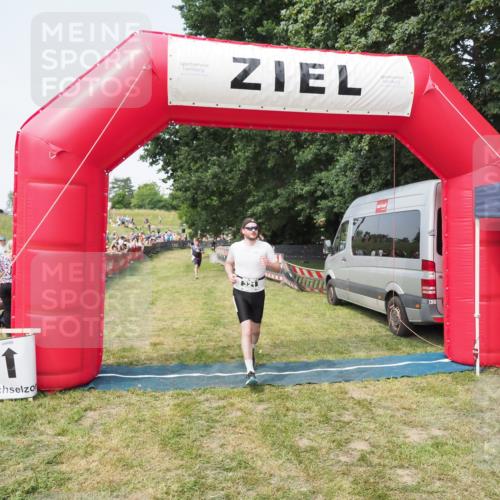 21.06.2025 - 27. Vierlanden-Triathlon MichiJ http://msf.ph/oto/7996979 15.06.2026 11:20:39 Ziel 321, 393 meine-sportfotos.de