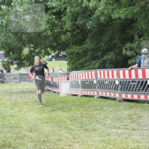 21.06.2025 - 27. Vierlanden-Triathlon KatJ http://msf.ph/oto/7996989 15.06.2025 12:50:14 Ziel 100 meine-sportfotos.de