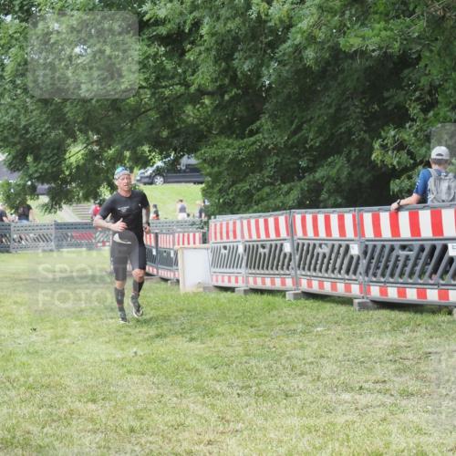 21.06.2025 - 27. Vierlanden-Triathlon KatJ http://msf.ph/oto/7997004 15.06.2025 12:50:14 Ziel 100 meine-sportfotos.de