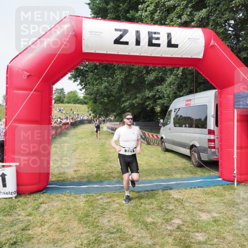 21.06.2025 - 27. Vierlanden-Triathlon MichiJ http://msf.ph/oto/7997006 15.06.2026 11:20:39 Ziel 321, 393 meine-sportfotos.de
