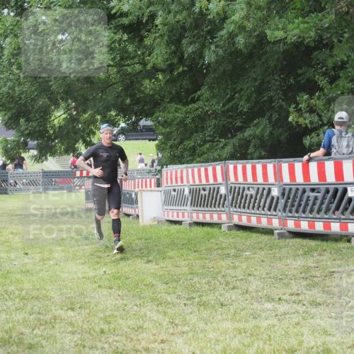 21.06.2025 - 27. Vierlanden-Triathlon KatJ http://msf.ph/oto/7997013 15.06.2025 12:50:14 Ziel 100 meine-sportfotos.de