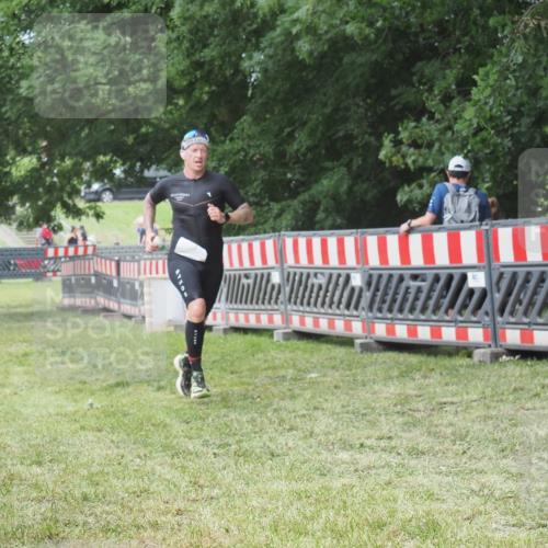21.06.2025 - 27. Vierlanden-Triathlon KatJ http://msf.ph/oto/7997058 15.06.2025 12:50:15 Ziel 100 meine-sportfotos.de
