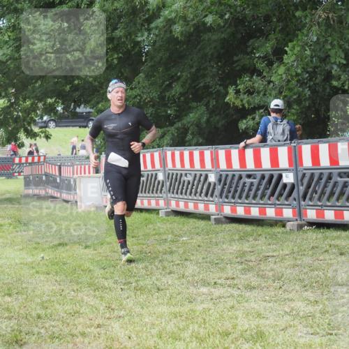 21.06.2025 - 27. Vierlanden-Triathlon KatJ http://msf.ph/oto/7997068 15.06.2025 12:50:15 Ziel 100 meine-sportfotos.de