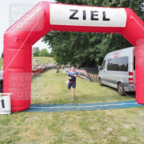 21.06.2025 - 27. Vierlanden-Triathlon MichiJ http://msf.ph/oto/7997077 15.06.2026 11:20:42 Ziel 321, 370, 393 meine-sportfotos.de