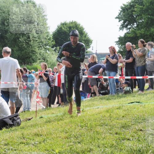 15.06.2025 - 27. Vierlanden-Triathlon KatJ http://msf.ph/oto/7997085 15.06.2025 09:55:46 Schwimmen 273, 300, 303 meine-sportfotos.de