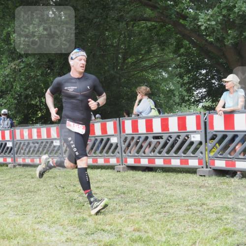 21.06.2025 - 27. Vierlanden-Triathlon KatJ http://msf.ph/oto/7997091 15.06.2025 12:50:16 Ziel 100 meine-sportfotos.de