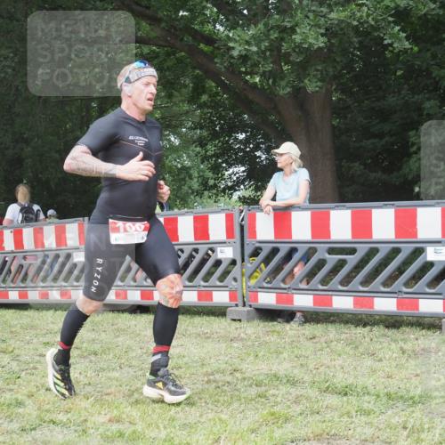 21.06.2025 - 27. Vierlanden-Triathlon KatJ http://msf.ph/oto/7997115 15.06.2025 12:50:17 Ziel 100 meine-sportfotos.de