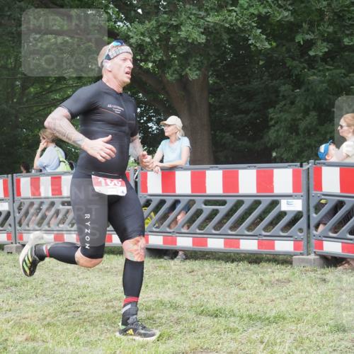 21.06.2025 - 27. Vierlanden-Triathlon KatJ http://msf.ph/oto/7997128 15.06.2025 12:50:17 Ziel 100 meine-sportfotos.de