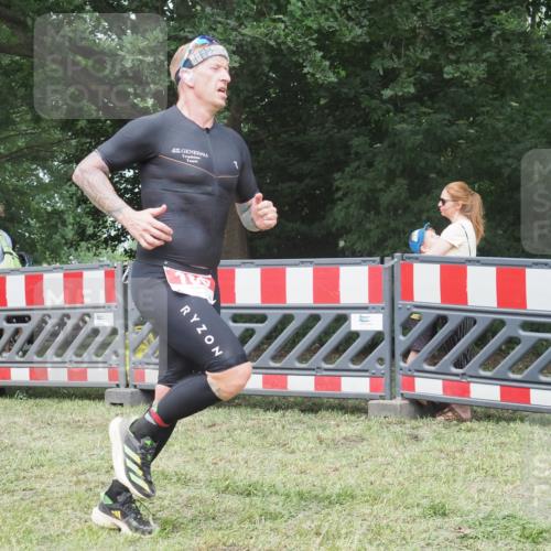 21.06.2025 - 27. Vierlanden-Triathlon KatJ http://msf.ph/oto/7997135 15.06.2025 12:50:17 Ziel 100 meine-sportfotos.de