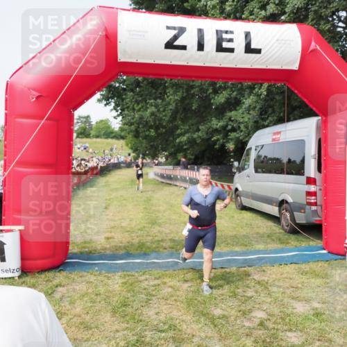 21.06.2025 - 27. Vierlanden-Triathlon MichiJ http://msf.ph/oto/7997145 15.06.2026 11:20:43 Ziel 321, 370, 393 meine-sportfotos.de