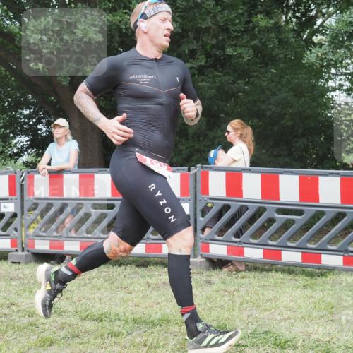 21.06.2025 - 27. Vierlanden-Triathlon KatJ http://msf.ph/oto/7997147 15.06.2025 12:50:17 Ziel 100 meine-sportfotos.de