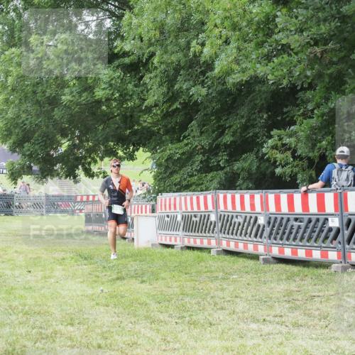 21.06.2025 - 27. Vierlanden-Triathlon KatJ http://msf.ph/oto/7997153 15.06.2025 12:50:37 Ziel 693 meine-sportfotos.de