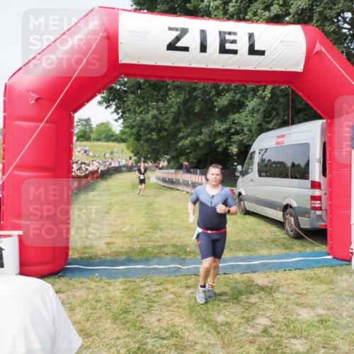 21.06.2025 - 27. Vierlanden-Triathlon MichiJ http://msf.ph/oto/7997156 15.06.2026 11:20:43 Ziel 321, 370, 393 meine-sportfotos.de