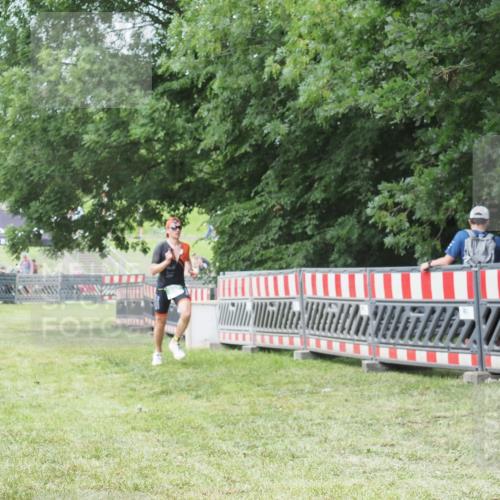 21.06.2025 - 27. Vierlanden-Triathlon KatJ http://msf.ph/oto/7997164 15.06.2025 12:50:37 Ziel 693 meine-sportfotos.de