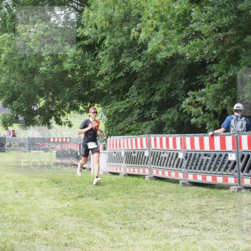 21.06.2025 - 27. Vierlanden-Triathlon KatJ http://msf.ph/oto/7997177 15.06.2025 12:50:37 Ziel 693 meine-sportfotos.de