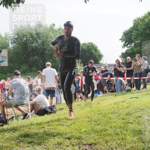 15.06.2025 - 27. Vierlanden-Triathlon KatJ http://msf.ph/oto/7997192 15.06.2025 09:55:47 Schwimmen 273, 300, 303, 331, 338 meine-sportfotos.de