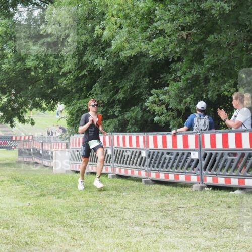 21.06.2025 - 27. Vierlanden-Triathlon KatJ http://msf.ph/oto/7997193 15.06.2025 12:50:38 Ziel 693 meine-sportfotos.de