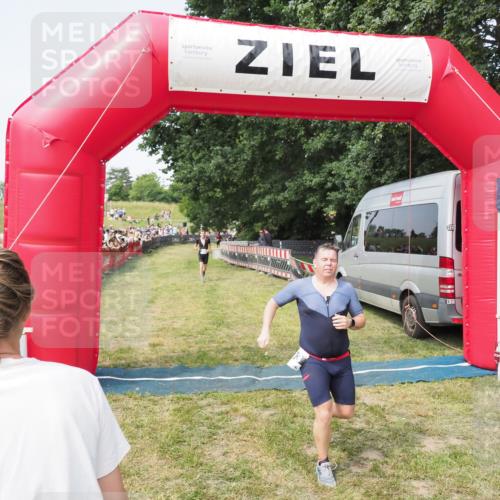 21.06.2025 - 27. Vierlanden-Triathlon MichiJ http://msf.ph/oto/7997195 15.06.2026 11:20:43 Ziel 321, 370, 393 meine-sportfotos.de