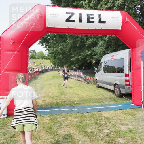 21.06.2025 - 27. Vierlanden-Triathlon MichiJ http://msf.ph/oto/7997213 15.06.2026 11:20:45 Ziel 321, 370, 393 meine-sportfotos.de
