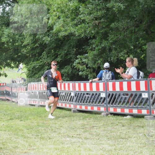 21.06.2025 - 27. Vierlanden-Triathlon KatJ http://msf.ph/oto/7997220 15.06.2025 12:50:38 Ziel 693 meine-sportfotos.de