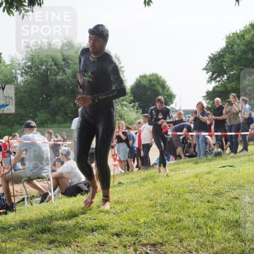 15.06.2025 - 27. Vierlanden-Triathlon KatJ http://msf.ph/oto/7997225 15.06.2025 09:55:47 Schwimmen 273, 300, 303, 331, 338 meine-sportfotos.de