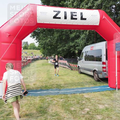 21.06.2025 - 27. Vierlanden-Triathlon MichiJ http://msf.ph/oto/7997248 15.06.2026 11:20:45 Ziel 321, 370, 393 meine-sportfotos.de