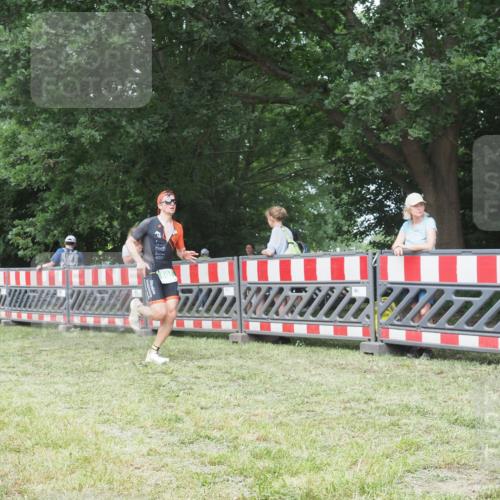 21.06.2025 - 27. Vierlanden-Triathlon KatJ http://msf.ph/oto/7997272 15.06.2025 12:50:39 Ziel 693 meine-sportfotos.de