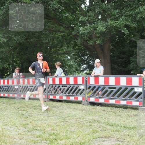 21.06.2025 - 27. Vierlanden-Triathlon KatJ http://msf.ph/oto/7997290 15.06.2025 12:50:39 Ziel 693 meine-sportfotos.de