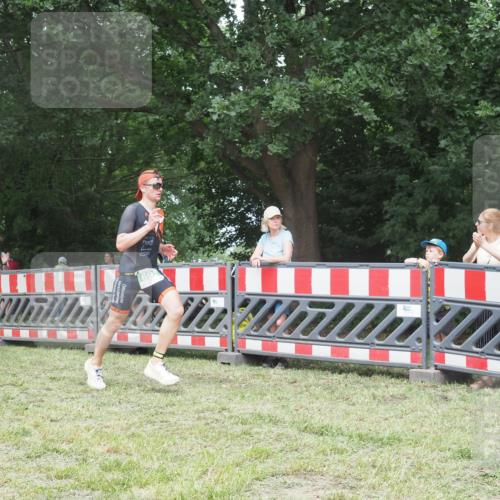 21.06.2025 - 27. Vierlanden-Triathlon KatJ http://msf.ph/oto/7997310 15.06.2025 12:50:40 Ziel 693 meine-sportfotos.de