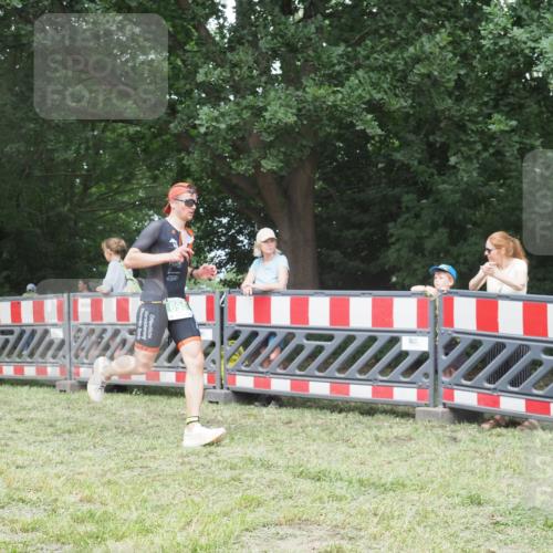 21.06.2025 - 27. Vierlanden-Triathlon KatJ http://msf.ph/oto/7997324 15.06.2025 12:50:40 Ziel 693 meine-sportfotos.de