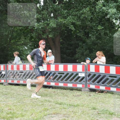 21.06.2025 - 27. Vierlanden-Triathlon KatJ http://msf.ph/oto/7997336 15.06.2025 12:50:40 Ziel 693 meine-sportfotos.de