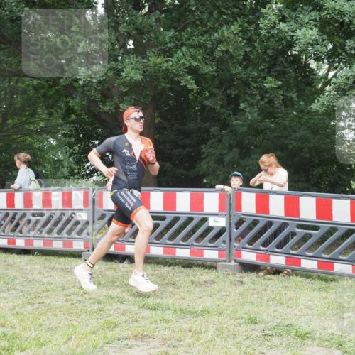 21.06.2025 - 27. Vierlanden-Triathlon KatJ http://msf.ph/oto/7997342 15.06.2025 12:50:40 Ziel 693 meine-sportfotos.de