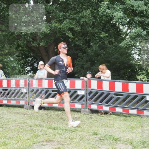21.06.2025 - 27. Vierlanden-Triathlon KatJ http://msf.ph/oto/7997357 15.06.2025 12:50:40 Ziel 693 meine-sportfotos.de