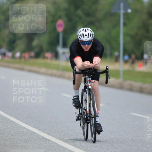 21.06.2025 - 27. Vierlanden-Triathlon H.Heesch http://msf.ph/oto/7997366 15.06.2025 12:24:45 Radfahren 738 meine-sportfotos.de