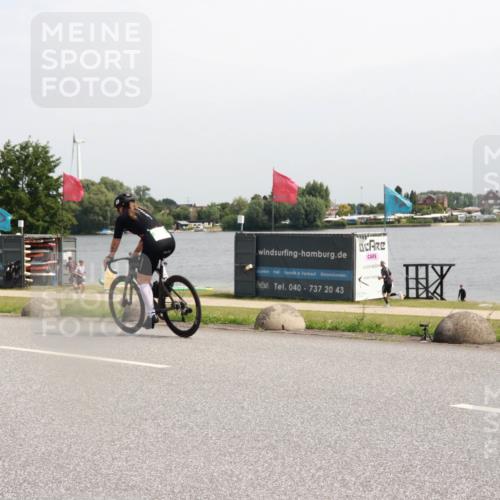 15.06.2025 - 27. Vierlanden-Triathlon H.Heesch http://msf.ph/oto/7997374 15.06.2025 11:32:26 Radfahren 889, 955 meine-sportfotos.de