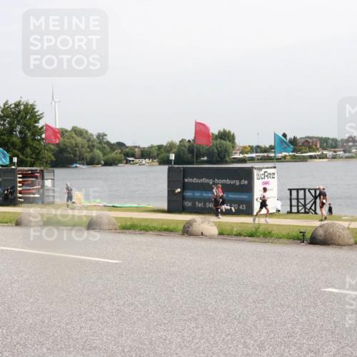 15.06.2025 - 27. Vierlanden-Triathlon H.Heesch http://msf.ph/oto/7997379 15.06.2025 11:32:30 Radfahren 889, 955 meine-sportfotos.de