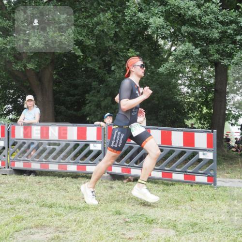 21.06.2025 - 27. Vierlanden-Triathlon KatJ http://msf.ph/oto/7997391 15.06.2025 12:50:40 Ziel 693 meine-sportfotos.de