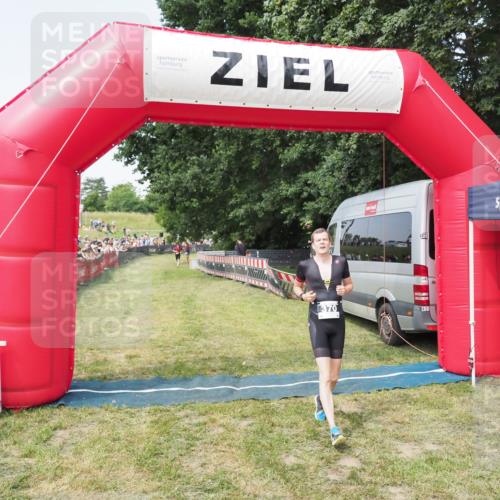 21.06.2025 - 27. Vierlanden-Triathlon MichiJ http://msf.ph/oto/7997394 15.06.2026 11:20:47 Ziel 370, 393 meine-sportfotos.de