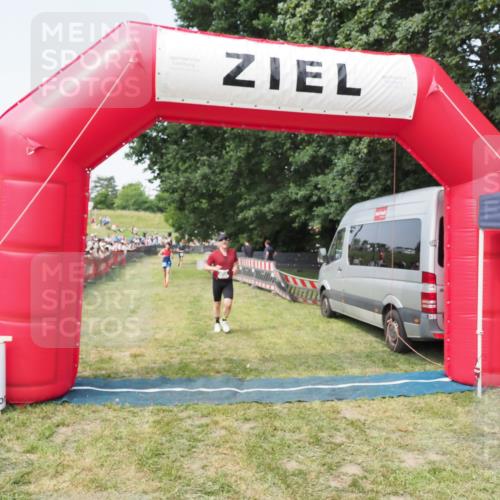 21.06.2025 - 27. Vierlanden-Triathlon MichiJ http://msf.ph/oto/7997408 15.06.2026 11:20:55 Ziel 450 meine-sportfotos.de