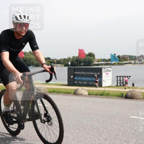 15.06.2025 - 27. Vierlanden-Triathlon H.Heesch http://msf.ph/oto/7997410 15.06.2025 11:32:33 Radfahren 677, 889 meine-sportfotos.de