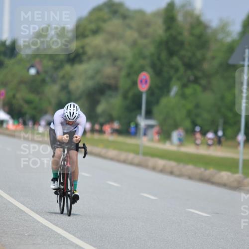 21.06.2025 - 27. Vierlanden-Triathlon H.Heesch http://msf.ph/oto/7997413 15.06.2025 12:24:55 Radfahren 728 meine-sportfotos.de