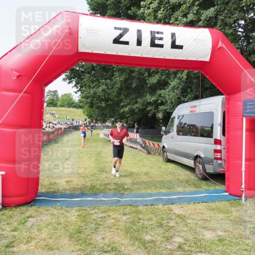 21.06.2025 - 27. Vierlanden-Triathlon MichiJ http://msf.ph/oto/7997452 15.06.2026 11:20:55 Ziel 450 meine-sportfotos.de