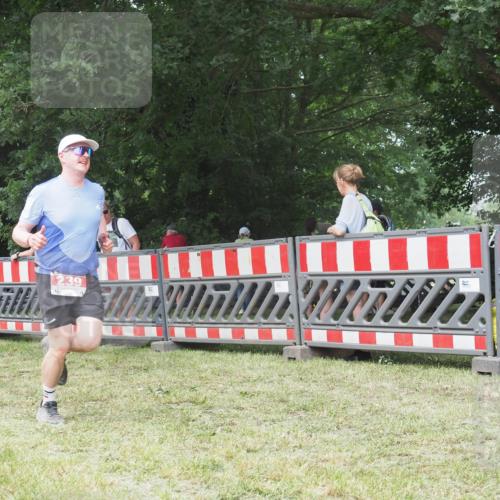 21.06.2025 - 27. Vierlanden-Triathlon KatJ http://msf.ph/oto/7997457 15.06.2025 12:50:57 Ziel 239, 695 meine-sportfotos.de